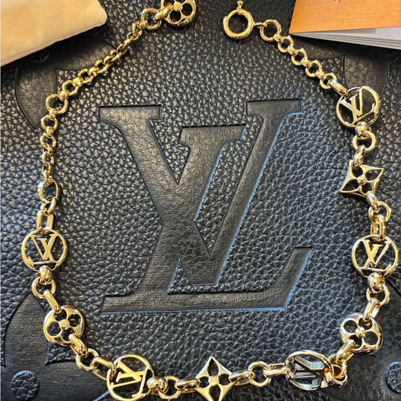Beautiful LOUIS VUITTON Collier Crazy in lock M00371 Gold Necklace - Picture 5 of 15